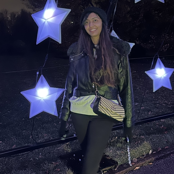 A&F vegan leather jacket

The leather on the back is ripped. - Picture 3 of 4